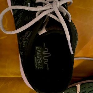 Brooks sneaker black and purple size 7.5